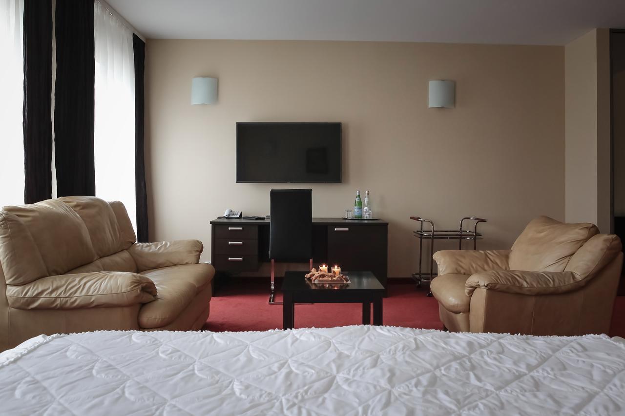 Hotel Palma Mažeikiai エクステリア 写真